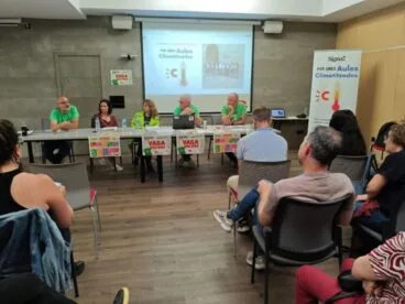 Mesa redonda con representantes de STEPV y FAMPA-València presentando un informe sobre climatización escolar ante una audiencia.
