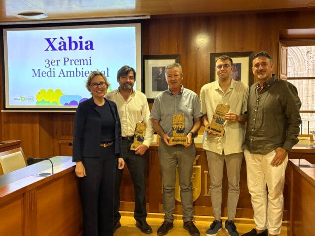 Imagen: Rosa Cardona, alcaldesa y Juanlu Cardona, concejal, junto a los galardonados