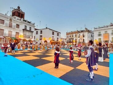 Representación del Ajedrez Viviente en la Plaza Grande de Zafra con trajes de época.