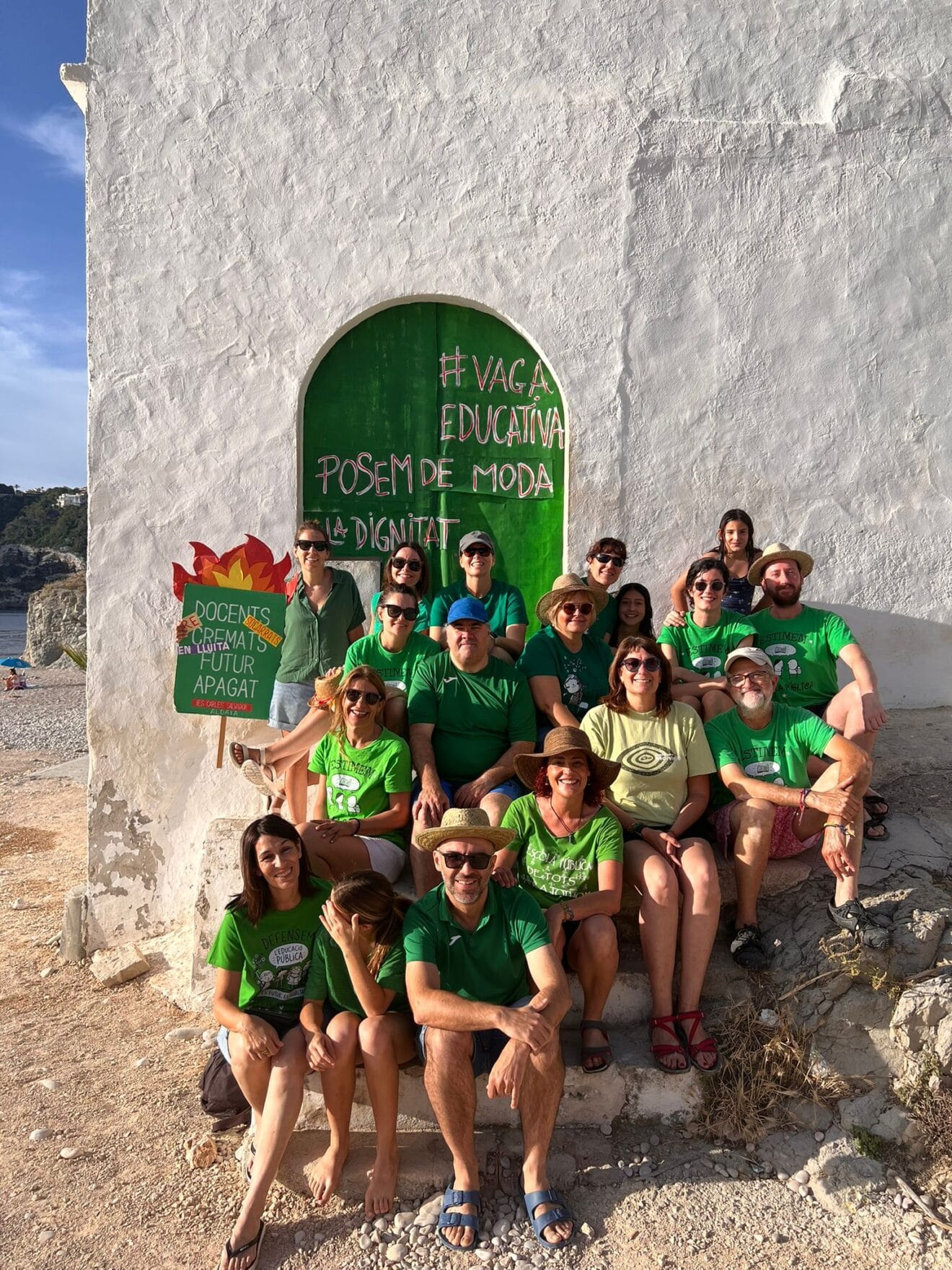 Algunos docentes junto a la nueva Puerta Verde de la Cala de la Barraca