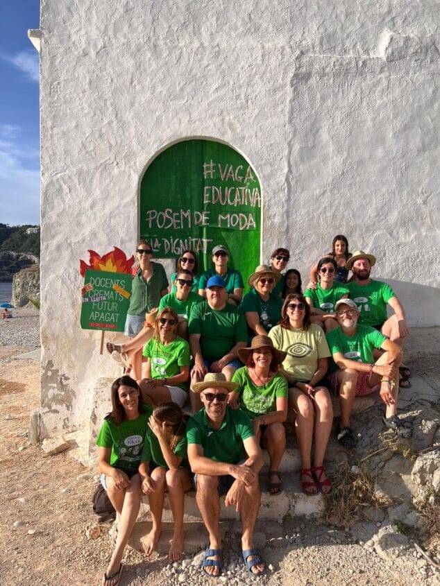 Imagen: Algunos docentes junto a la nueva Puerta Verde de la Cala de la Barraca