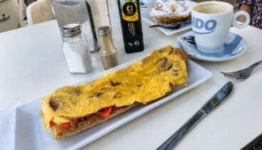 Almuerzos populares en Xàbia bajo la sombra de árboles históricos