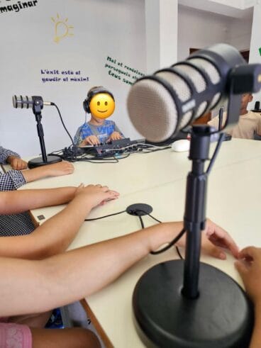 Alumnos del CEIP Graüll en el taller de radio escolar