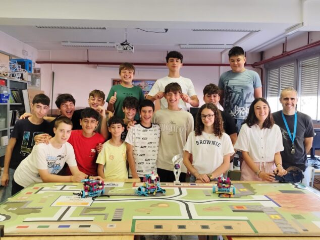 Imagen: Alumnos de robótica del IES Antoni Llidó de Xàbia