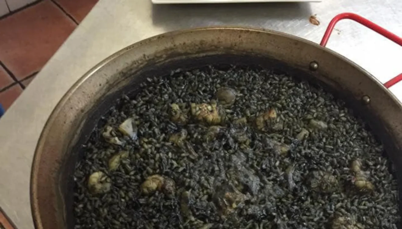 Arroz negro con producto de mar