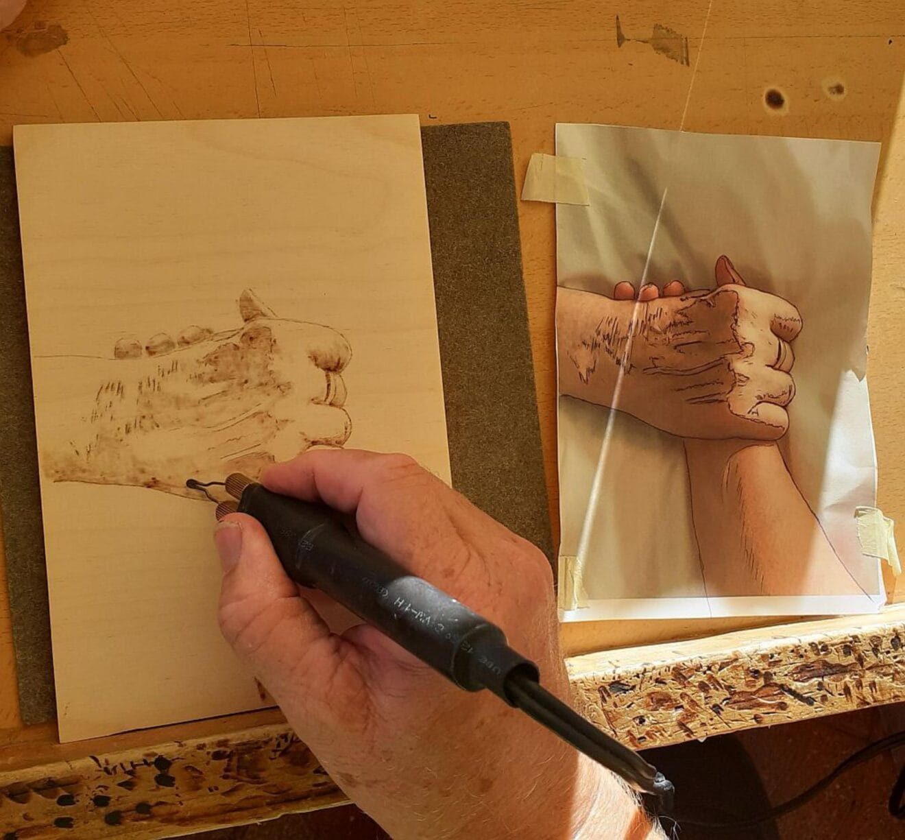 Artesano Ian realizando pirograbado
