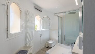 Baño completo principal con acabados modernos y ventilación exterior