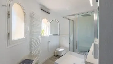 Baño completo principal con acabados modernos y ventilación exterior
