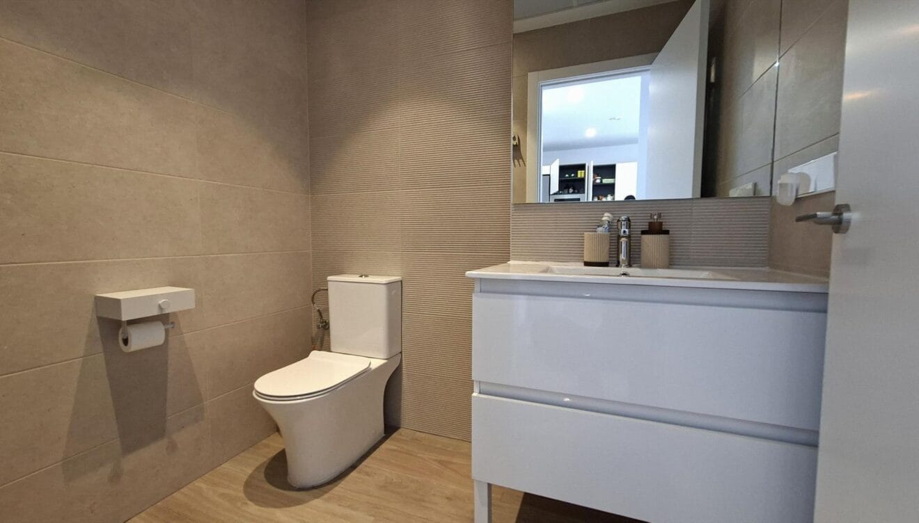 Baño equipado con acabados modernos