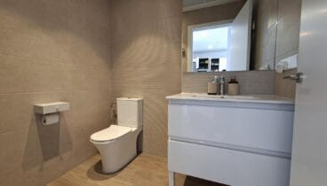 Baño equipado con acabados modernos
