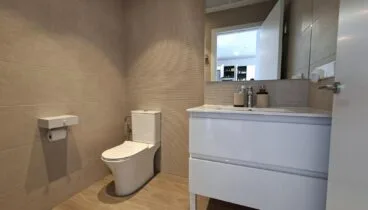 Baño equipado con acabados modernos