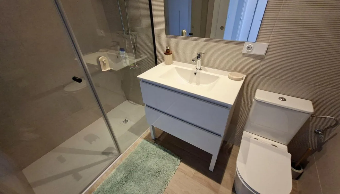 Baño moderno con ducha