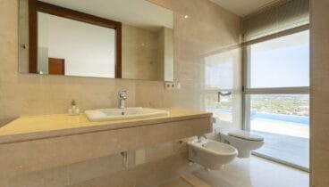 Baños de diseño vanguardista con materiales de alta calidad