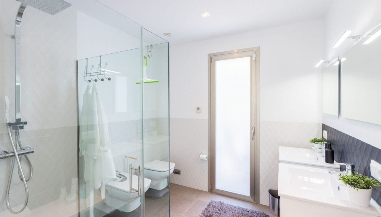 Baños espaciosos y luminosos