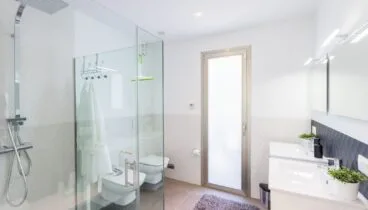 Baños espaciosos y luminosos