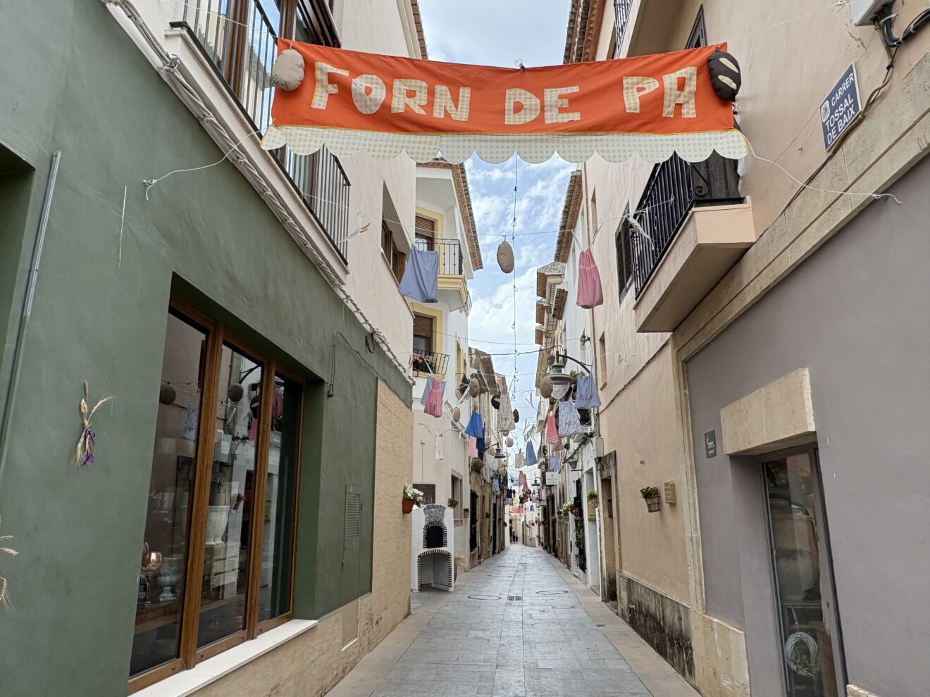 Calles engalanadas en Fogueres Xàbia 2026 (1)