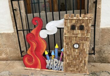 Calles engalanadas en Fogueres Xàbia 2026