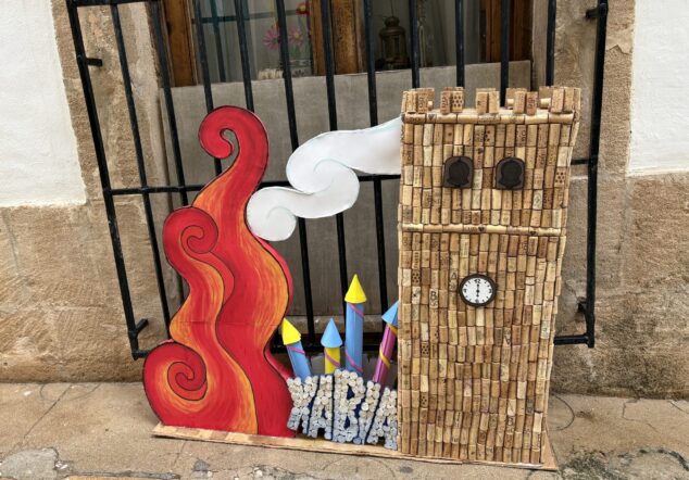 Imagen: Calles engalanadas en Fogueres Xàbia 2026