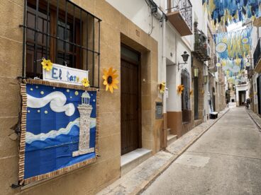 Calles engalanadas en Fogueres Xàbia 2026. Xàbia vista por Van Gogh – Calle sant Pere Màrtir