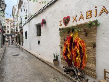 Calles engalanadas en Fogueres Xàbia 2026 (17)