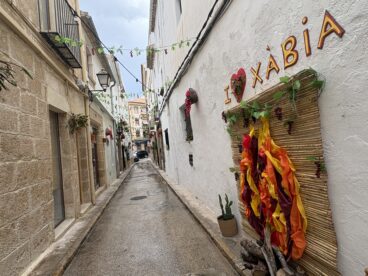 Calles engalanadas en Fogueres Xàbia 2026