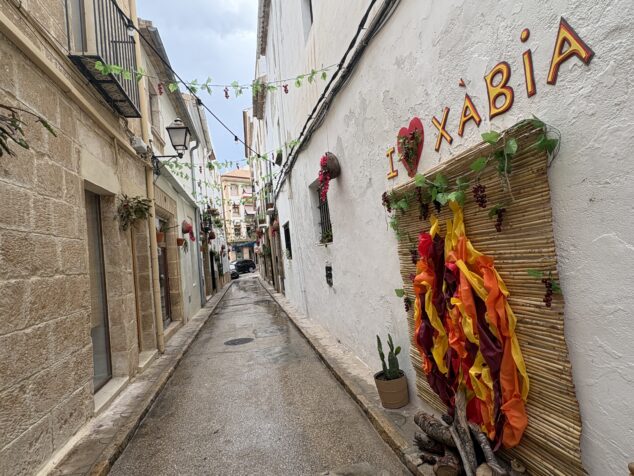 Imagen: Calles engalanadas en Fogueres Xàbia 2026