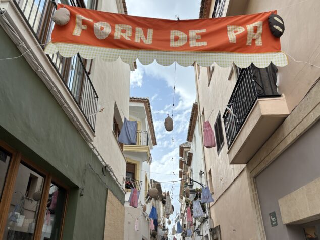 Imagen: Calles engalanadas en Fogueres Xàbia 2026. Horno tradicional - Calle Tossal de Baix