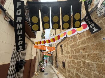Calles engalanadas en Fogueres Xàbia 2026 (20)
