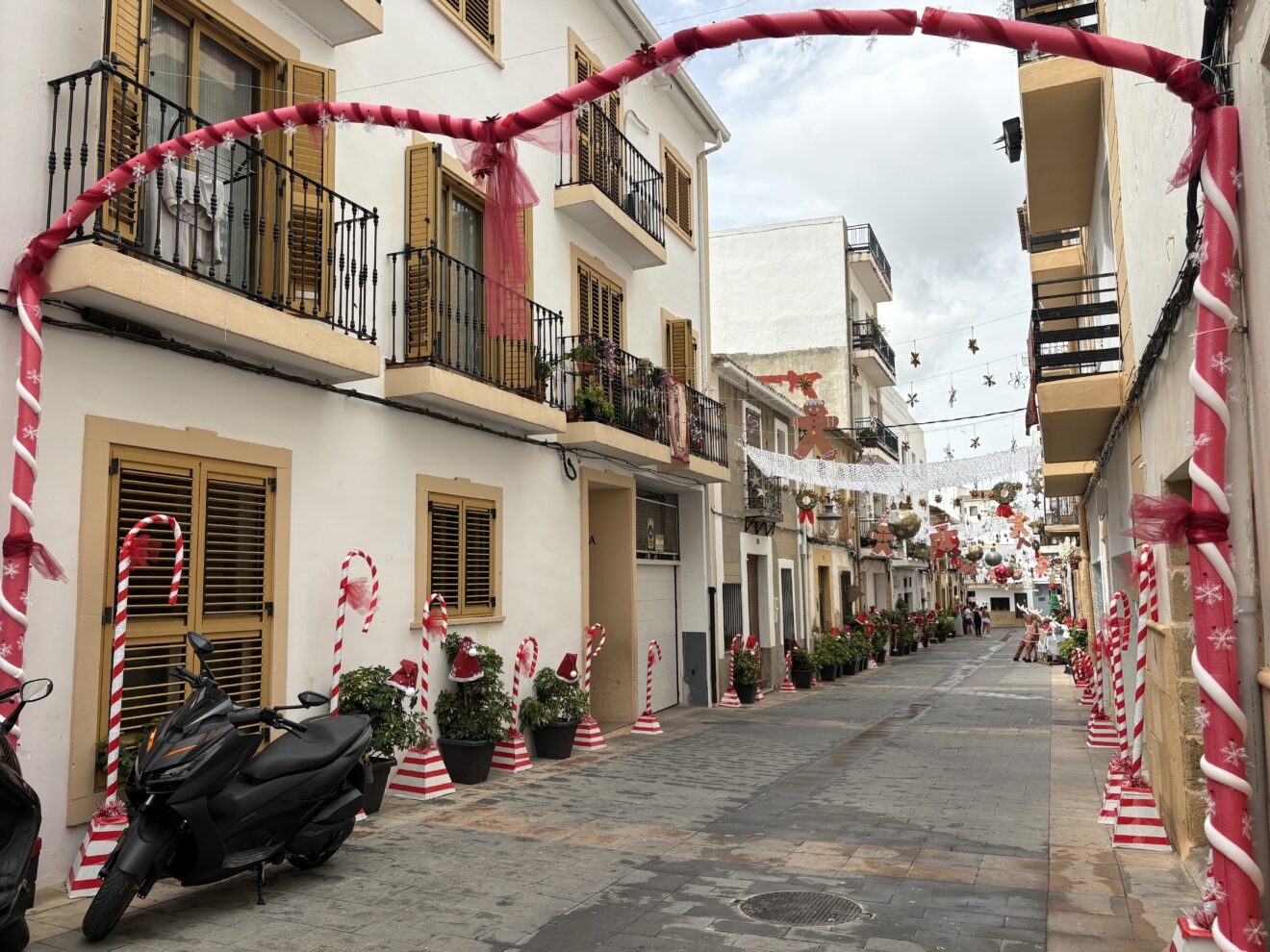 Calles engalanadas en Fogueres Xàbia 2026 (25)