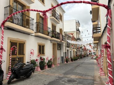 Calles engalanadas en Fogueres Xàbia 2026 (25)
