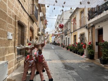 Calles engalanadas en Fogueres Xàbia 2026 (27)
