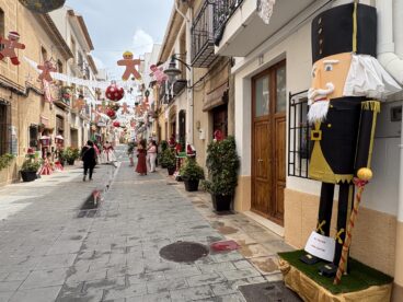 Calles engalanadas en Fogueres Xàbia 2026 . Polo Norte – Calle Jesús Nazareno