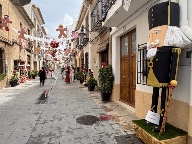 Imagen: Calles engalanadas en Fogueres Xàbia 2026 . Polo Norte - Calle Jesús Nazareno