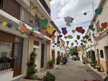 Calles engalanadas en Fogueres Xàbia 2026 (34)
