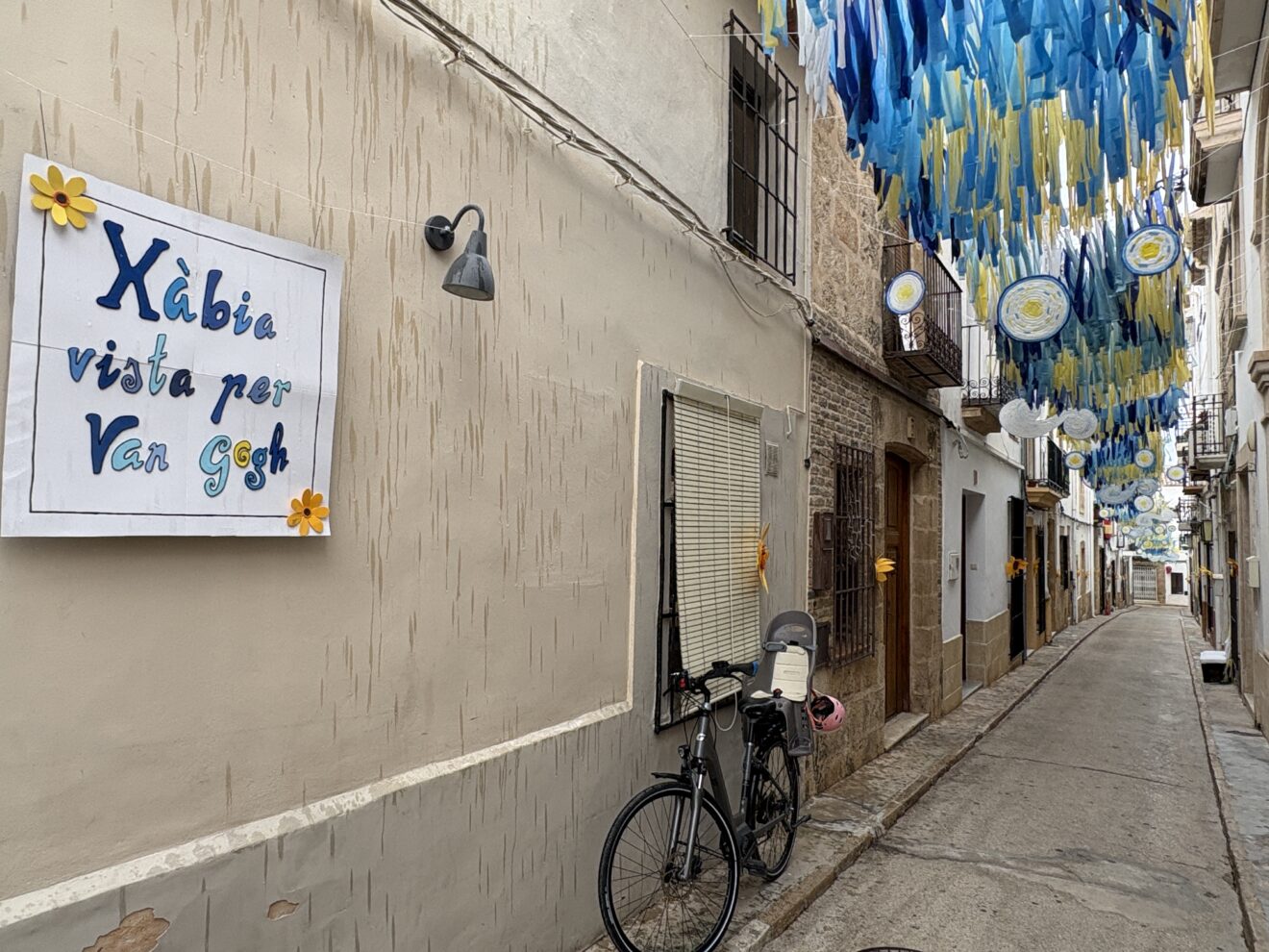 Calles engalanadas en Fogueres Xàbia 2026 (6)