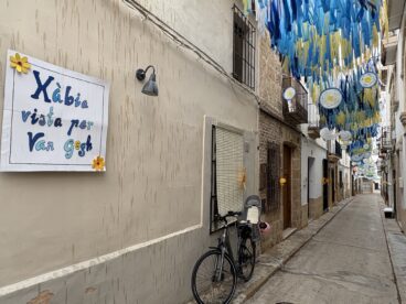Calles engalanadas en Fogueres Xàbia 2026 (6)