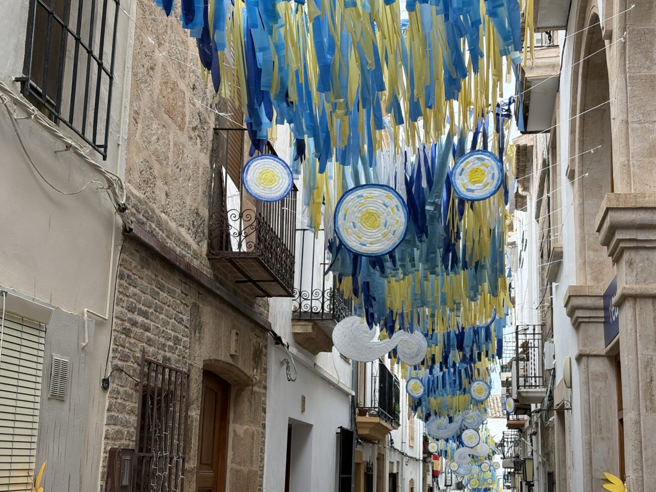 Calles engalanadas en Fogueres Xàbia 2026 (7)