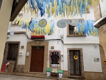Calles engalanadas en Fogueres Xàbia 2026 (8)