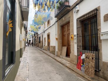 Calles engalanadas en Fogueres Xàbia 2026 (9)