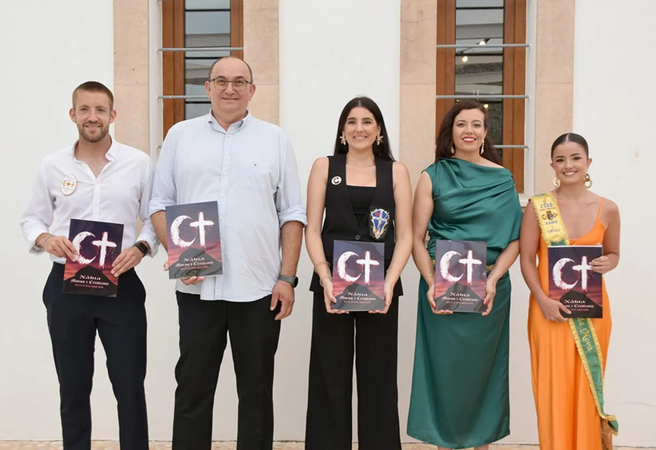 Cargos festeros y presidenta de Moros i Cristians Xàbia 2026 con el Llibre Fester.
