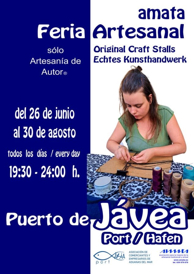 Imagen: Cartel informativo de la Feria Artesanal de Amata en el Puerto de Jávea con una artesana trabajando.