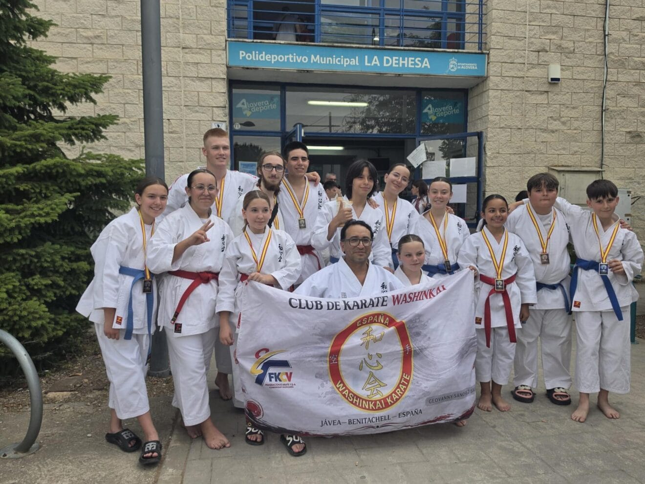 Competidores del Club de Karate Washinkai con sus medallas en Alovera