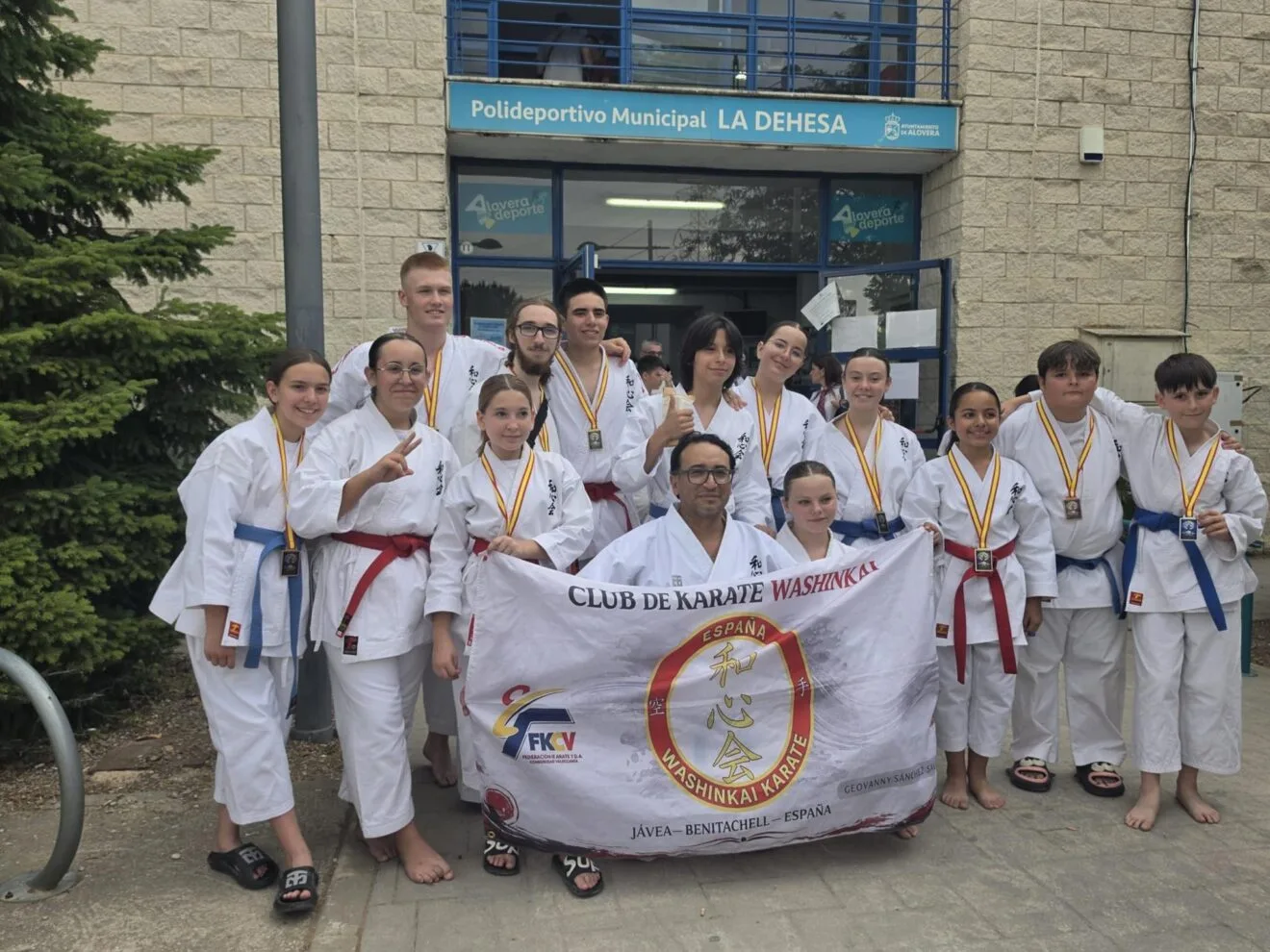 Competidores del Club de Karate Washinkai con sus medallas en Alovera