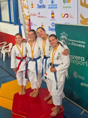 Algunas de las competidoras con sus medallas