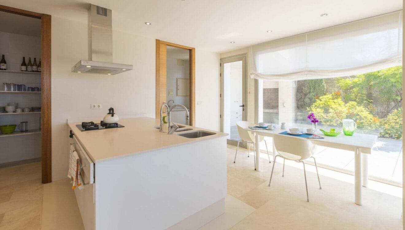 Cocina contemporánea equipada con despensa y lavandería