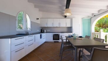 Cocina de diseño contemporáneo con gran zona de almacenaje y despensa