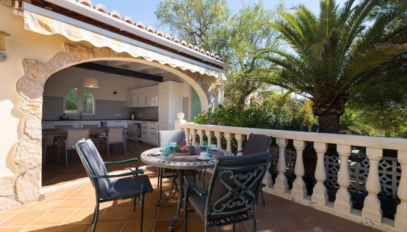 Cocina de verano totalmente equipada junto a la zona de barbacoa