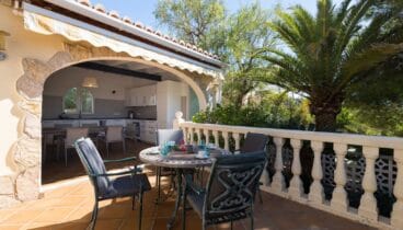 Cocina de verano totalmente equipada junto a la zona de barbacoa