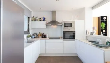 Cocina moderna completamente equipada