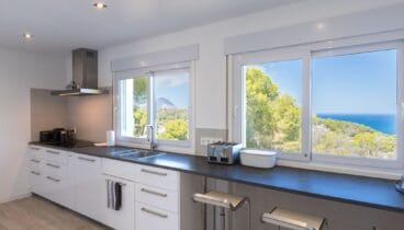 Cocina moderna completamente equipada con materiales de alta durabilidad